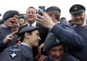 Cameron s britskými vojáky (28. 6. 2014).