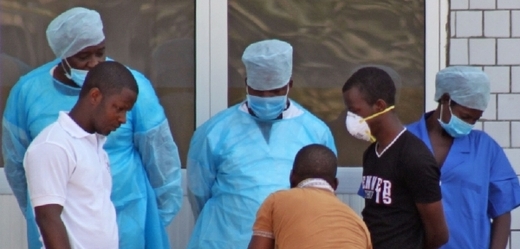 Nedostatek osvěty v Libérii způsobuje, že někteří obyvatelé osoby nakažené smrtící ebolou ukrývají. Lékaři jsou pak bezmocní.