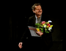 Miroslav Krobot přebírá Cenu Alfréda Radoka za rok 2012.