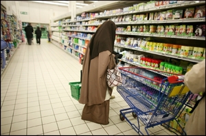 Muslimka v burce ve francouzském supermarketu.