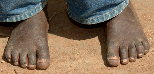 Vědci nabídli v experimentu africkým zemědělcům volbu mezi cukrem nebo penězi pro sebe a botami pro jejich děti.