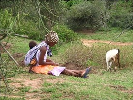 Tanzanská matka s dítětem (a kozou).