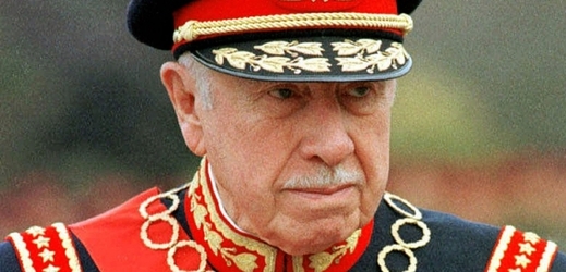 Chilský diktátor Augusto Pinochet (archivní snímek).