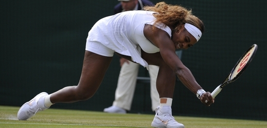 Serena Williamsová musela ze zdravotních důvodů odstoupit ze čtyřhry.