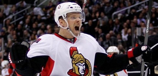 Hokejový útočník Milan Michálek bude v NHL nadále hájit barvy Ottawy.