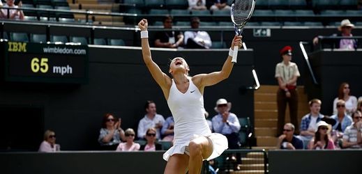 Životní výkon Lucie Šafářové - postup do semifinále Wimbledonu, sledovali na tribuně i rodiče brněnské rodačky.