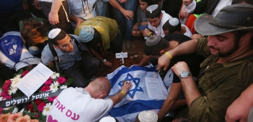 Izrael truchlí na pohřbu zavražděných mladíků.