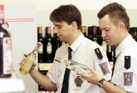 Inspektoři strakonické celní správy zahájili 17. října 2005 akci zaměřenou na kolkovaný alkohol v supermarketech (ilustrační foto).