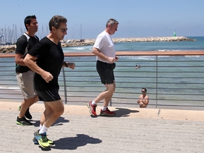 Sarkozy si udržuje kondičku při nedávné návštěvě Tel Avivu.