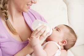 Matka krmí novorozeně.