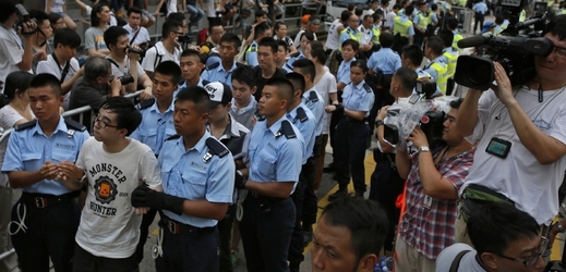 Policie zadržela přes pět set lidí.