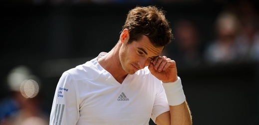 Britský tenista Andy Murray svůj titul ve Wimbledonu neobhájí.