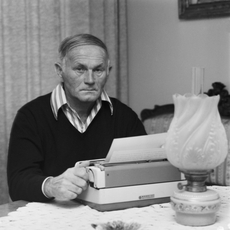 Spisovatel Bohumil Hrabal při práci ve svém pražském bytě.