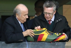 Šéf FIFA Sepp Blatter (vlevo).