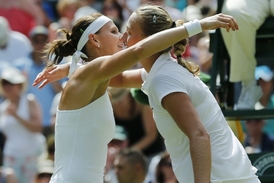 Lucie Šafářová (vlevo) nakonec ve Wimbledonu Petře Kvitové v semifinále podlehla.