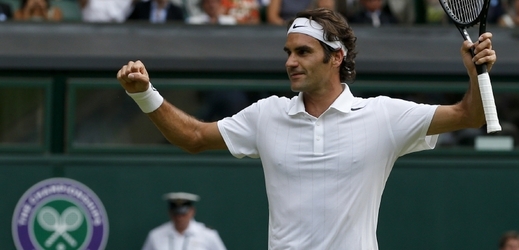Roger Federer musel kvůli přísným nařízením ve Wimbledonu změnit obuv.