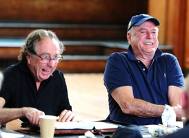 Eric Idle a John Cleese ze skupiny Monty Python.