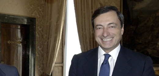 Ředitel Evropské centrální banky Mario Draghi (vpravo).