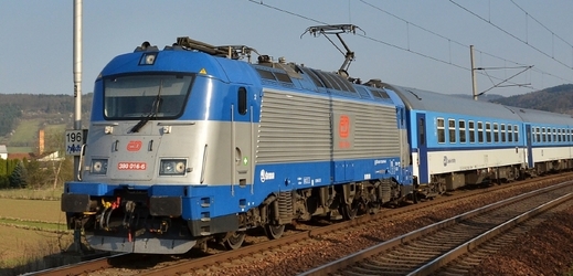 Vlaky Českých drah budou obsluhovat trať mezi Libercem a Pardubicemi a mezi Plzní a Mostem ještě další rok (ilustrační foto).