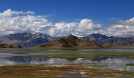 Průměrná výška Tibetské náhorní plošiny je 4500 metrů nad mořem.