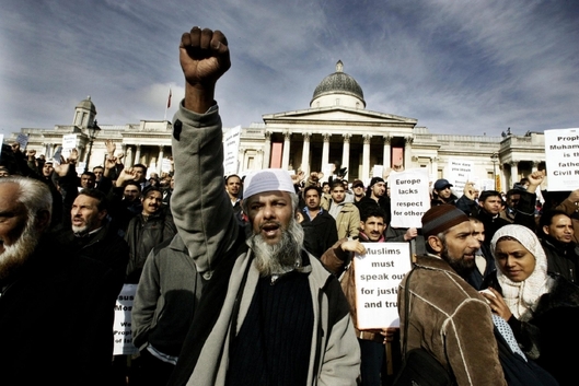 Britští muslimové protestují proti karikaturám Mohameda.