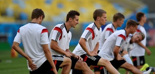 Sedm německých hráčů má před duelem s Francií bolesti v krku.