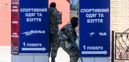 Proruští separatisté během bojů v Doněcku.