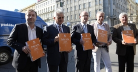 Členové ČSSD podali na poště na Masarykově nádraží v Praze 22 577 doporučených zásilek.