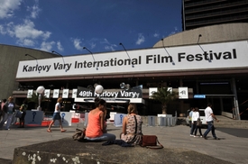 První návštěvníci se chystali 3. července na zahájení 49. Mezinárodního filmového festivalu Karlovy Vary.
