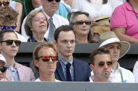 Bouchardové ve Wimbledonu fandí i herec Jim Parsons (uprostřed).