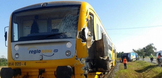 Na železničním přejezdu v Oticích na Opavsku se 4. července ráno střetl popelářský vůz s vlakem.