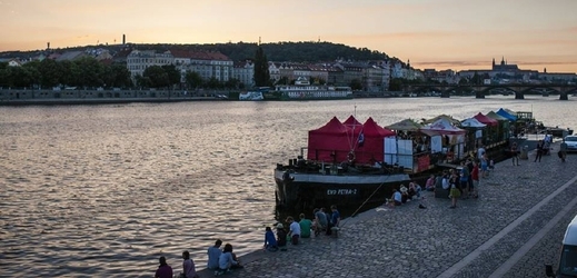 Farmářská loď Petra kotví na Rašínově nábřeží, mezi lodí Tajemství a Avoid gallery.