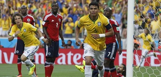 Brazílie díky gólům Thiaga Silvy a Davida Luize postoupila do semifinále.