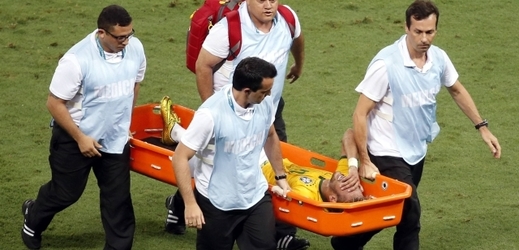 Brazilec Neymar na nosítkách.