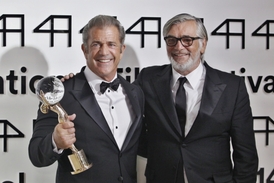 Mel Gibson a Jiří Bartoška.