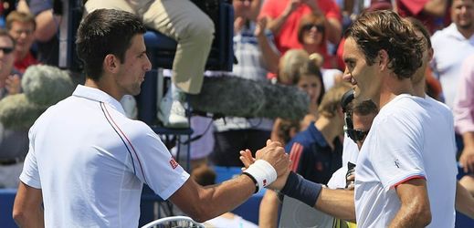 Bitva velikánů. O wimbledonskou trofej si zahrají Novak Djokovič a Roger Federer.