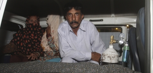 Mohammad Ikbal sedí v ambulanci vedle těla své těhotné, ukamenované ženy.