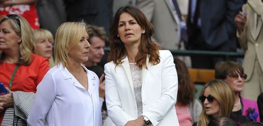 Bývalá tenisová jednička Martina Navrátilová (vlevo) sledovala úspěch Kvitové na tribuně v All England Clubu.