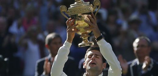 Novak Djokovič porazil v pěti setech Federera a může se radovat z druhého titulu ve Wimbledonu.