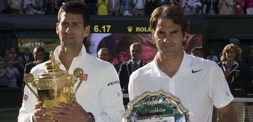 Finalisti letošního ročníku Wimbledonu. Vítěz Novak Djokovič a Roger Federer.