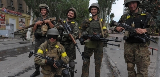 Vítězní ukrajinští vojáci ve Slavjansku.