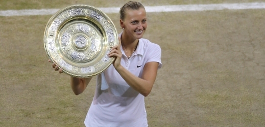 Wimbledonská vítězka Petra Kvitová se slavným talířem Venus Rosewaterové.