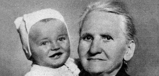 Karel Gott jako miminko se svou babičkou.
