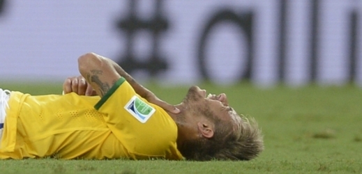 Neymar odnesl střet se Zúñigou zlomeným obratlem.
