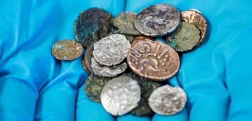 Mince nalezené v jeskyni v hrabství Derbyshire.