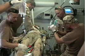 Čeští zdravotníci v Afghánistánu ošetřují raněného (ilustrační foto).