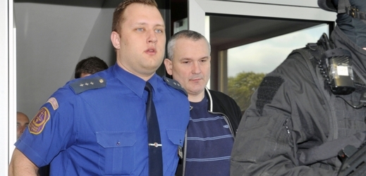 Údajný šéf lihové mafie Radek Březina (uprostřed) u soudu, 12. 5. 2014.