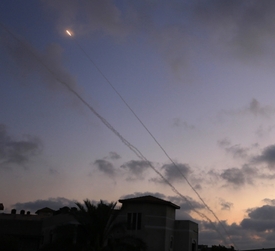 Stopy raket vystřelených Hamasem.