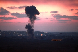 Izraelská armáda raketovými útoky reaguje na útočné výpady z Pásma Gazy.