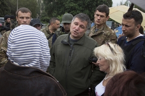 Ukrajinský ministr vnitra mezi obyvateli ve Slavjansku.